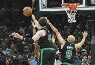 Com show de Derrick White, Celtics atropelam Knicks e forçam Jogo 6