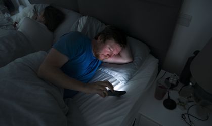 Fica no celular antes de dormir? Entenda como o hábito prejudica seu sono