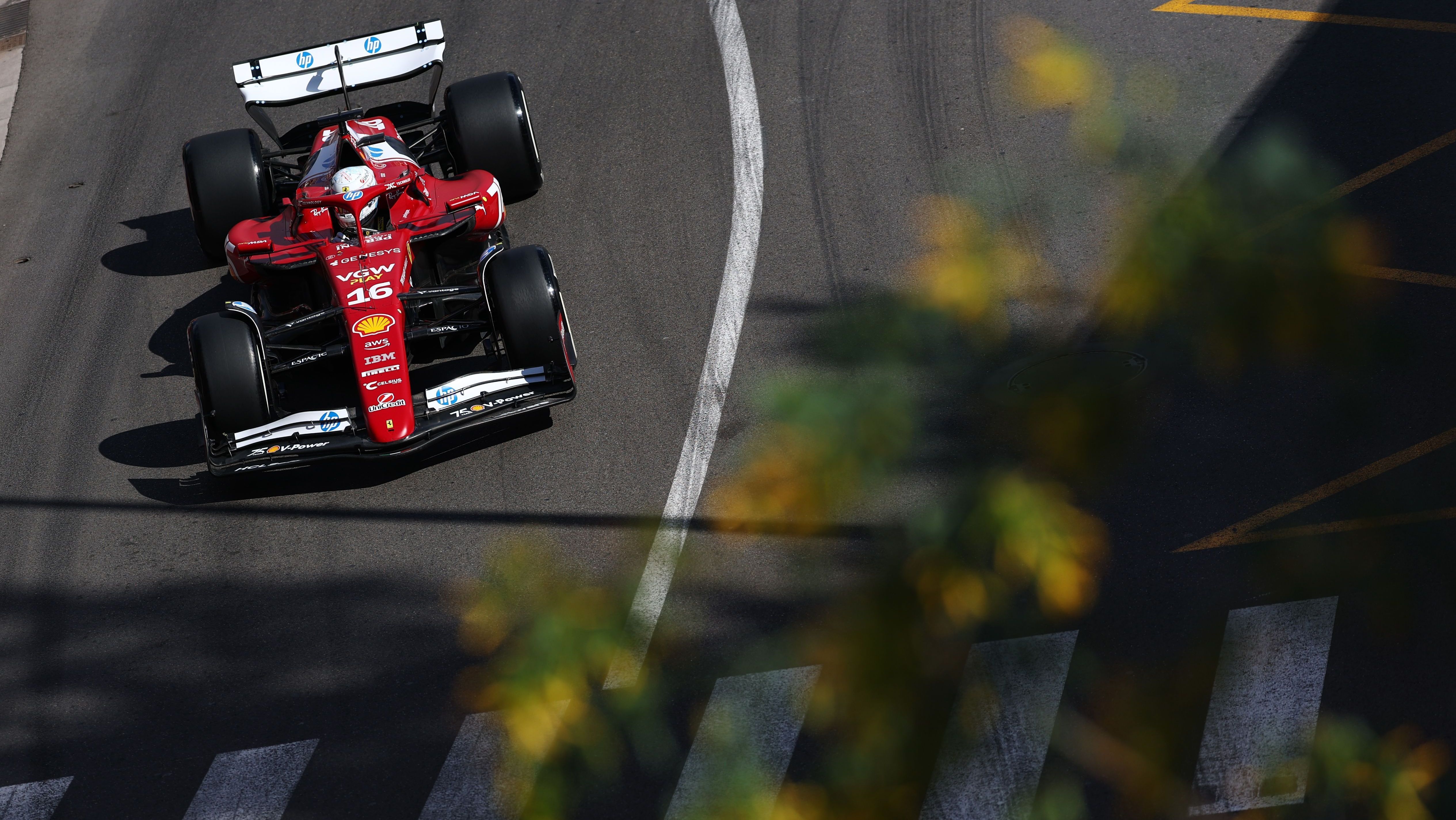 Charles Leclerc durante treino em Mônaco