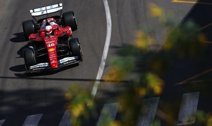 Charles Leclerc durante treino em Mônaco
