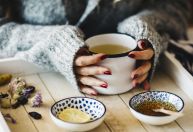 Canja, chás e vitamina C: o que realmente funciona para combater resfriado?