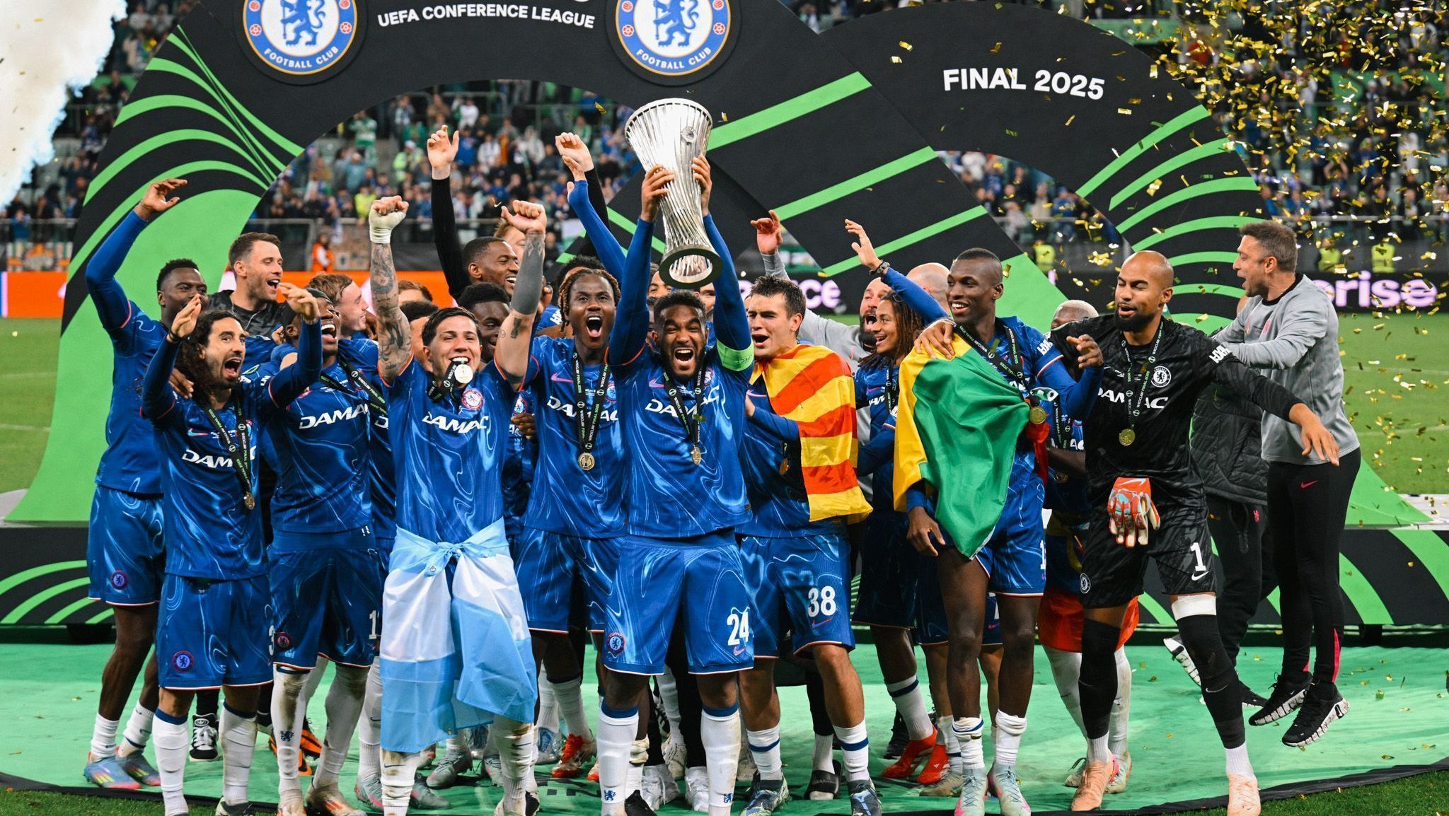O elenco do Chelsea levanta a taça da Conference League
