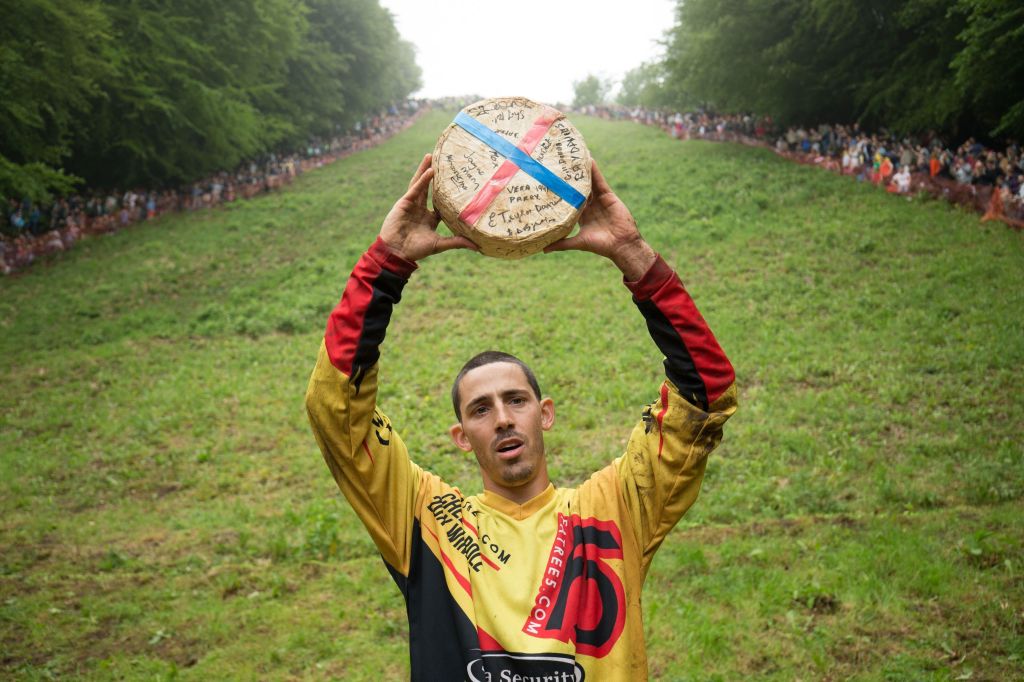 Chris Anderson, 30 anos, quebrou o recorde histórico de maior número de queijos ganhos na desafiadora Corrida de Queijos Rolantes em Cooper's Hill, em Brockworth, Gloucestershire