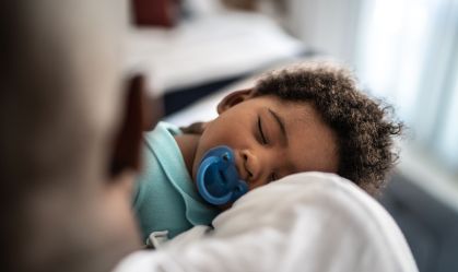 Quando seu filho deve parar de usar chupeta? Especialistas respondem