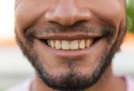 7 alimentos e hábitos que escurecem os dentes