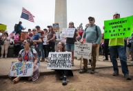 Manifestantes protestam contra políticas de Trump no 1º de Maio nos EUA