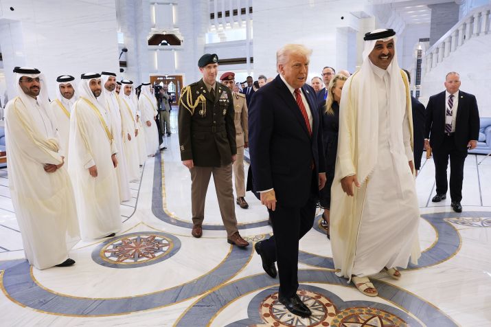 Trump junto do emir (líder) do Catar durante sua visita ao Oriente Médio em maio desse ano • Win McNamee/Getty Images via CNN Newsource