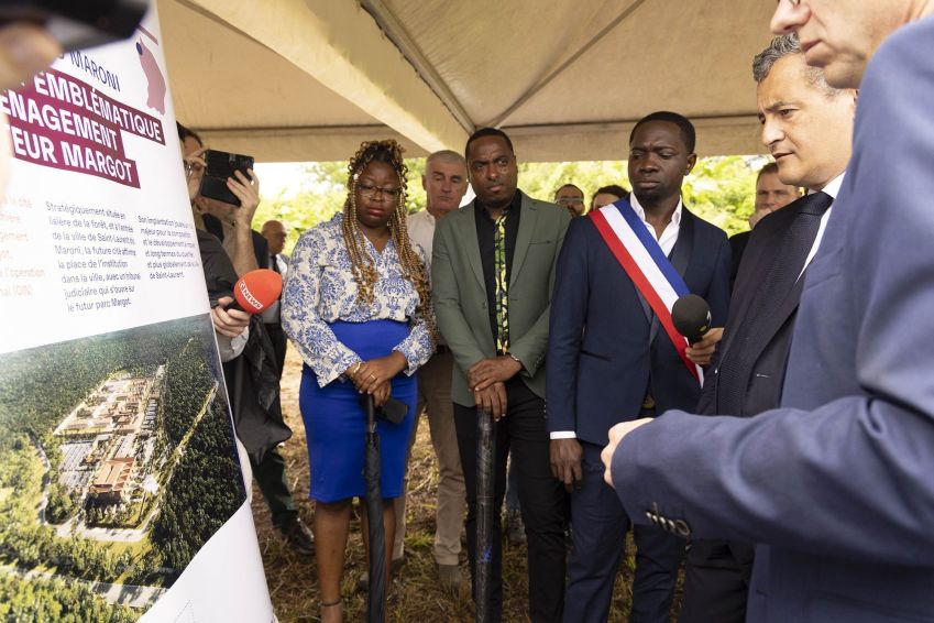 Darmanin (à direita) examina os planos para a nova prisão durante sua visita à Guiana Francesa. • Ronan Lietar/AFP/Getty Images via CNN Newsource