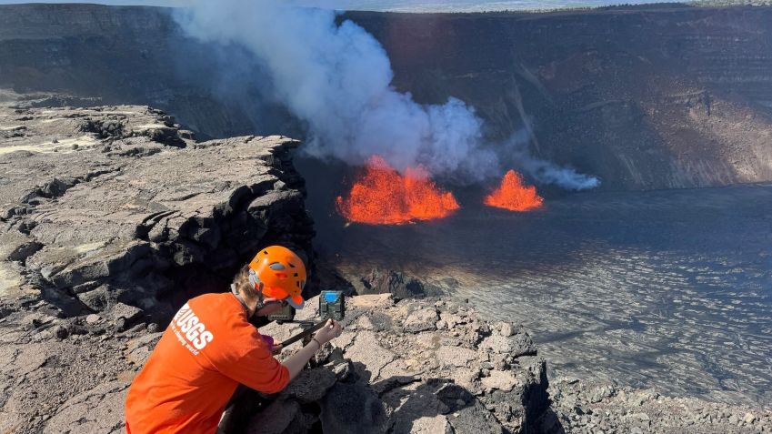 Um geólogo do Observatório de Vulcões Havaianos do USGS verifica uma webcam durante erupção no vulcão Kilauea, no Havaí, em 2024. • M. Patrick/USGS/Reuters via CNN Newsource