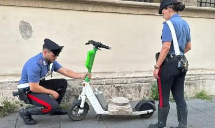 Turista alemão é preso levando artefato histórico em scooter na Itália