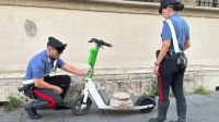 Turista alemão é preso levando artefato histórico em scooter na Itália