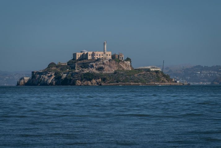 Visão geral da Ilha de Alcatraz em 16 de agosto de 2024, perto de São Francisco, Califórnia. • Loren Elliott/Getty Images via CNN Newsource