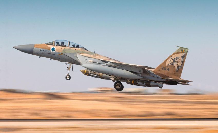 Um caça F-15 da Força Aérea Israelense decola para atacar alvos Houthis no Iêmen, em 5 de maio. • Israel Defense Forces via CNN Newsource