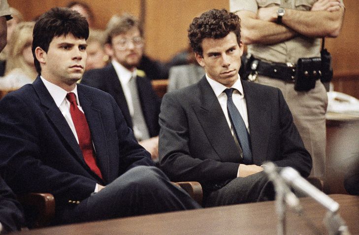 Lyle, à esquerda, e Erik Menendez sentam-se no Tribunal Municipal de Beverly Hills, onde seus advogados atrasaram a apresentação de argumentos em nome dos irmãos suspeitos dos assassinatos de seus pais em 12 de março de 1990. • Nick Ut/AP/File via CNN Newsource
