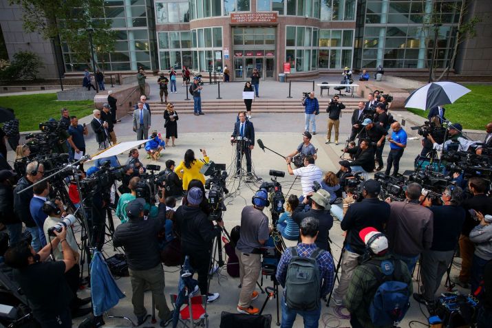 O promotor público Nathan Hochman fala com a mídia perto do tribunal Van Nuys West, em Los Angeles, Califórnia, na terça-feira, dia de uma nova audiência de sentença no caso de Erik e Lyle Menendez. • Daniel Cole/Reuters via CNN Newsource