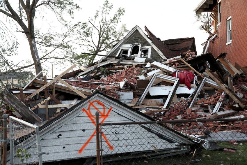Casa destruída em St. Louis após passagem de tornado pelo Missouri • Lawrence Bryant/Reuters via CNN Newsource