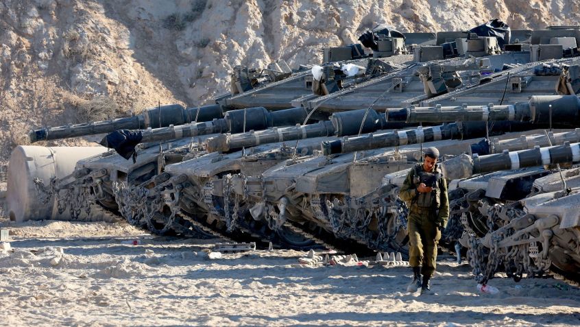 Tanques do exército israelense estacionados na fronteira entre Israel e Gaza • Jack Guez/AFP via Getty Images via CNN Newsource