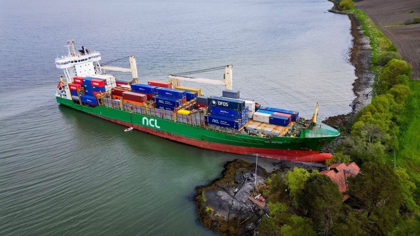 Navio NCL Salten de 135 metros encalhado no Fiorde de Trondheim, Noruega, na quinta-feira, 22 de maio. • Jan Langhaug/AFP/Getty Images via CNN Newsource