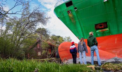 Norueguês acorda com navio cargueiro de 135 metros no quintal de casa