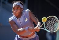 Coco Gauff dá aula magistral, derrota Swiatek e vai à final do Madrid Open