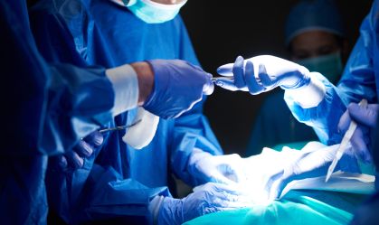 Cirurgia de coluna: implantes inteligentes ampliam eficácia; entenda
