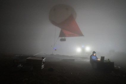 O fotógrafo Lionel Favre capturou seu colega Michael Lonardi com um balão meteorológico no Monte Helmos, na Grécia