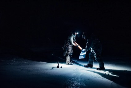 Outro tiro certeiro da Noruega, onde o geobiólogo James Bradley e a microbiologista Catherine Larose estão perfurando um núcleo de gelo no arquipélago de Svalbard
