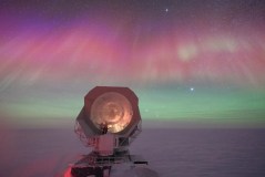 Uma aurora ilumina o vasto Telescópio do Polo Sul na estação Amundsen-Scott do Polo Sul