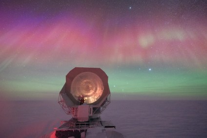 Uma aurora ilumina o vasto Telescópio do Polo Sul na estação Amundsen-Scott do Polo Sul