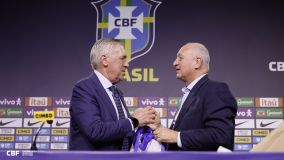 Carlo Ancelotti recebe &quot;jaqueta do Zagallo&quot; das mãos de Felipão