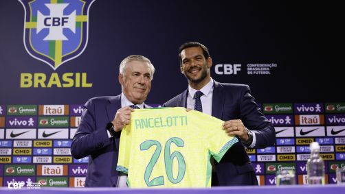 Carlo Ancelotti recebe camisa da Seleção Brasileira do presidente da CBF, Samir Xaud