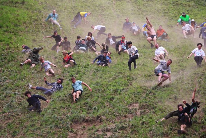 O primeiro competidor a chegar ao fundo da Cooper's Hill, com 180 metros de altura, vence a roda de queijo • Cameron Smith/Getty Images