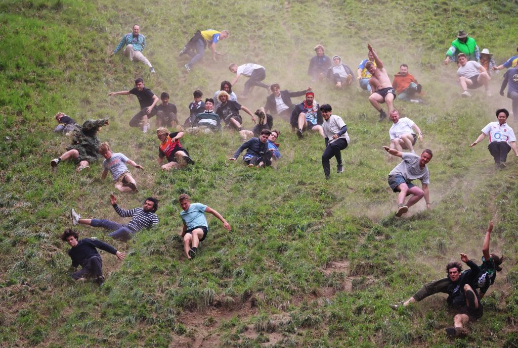 O primeiro competidor a chegar ao fundo da Cooper's Hill, com 180 metros de altura, vence a roda de queijo