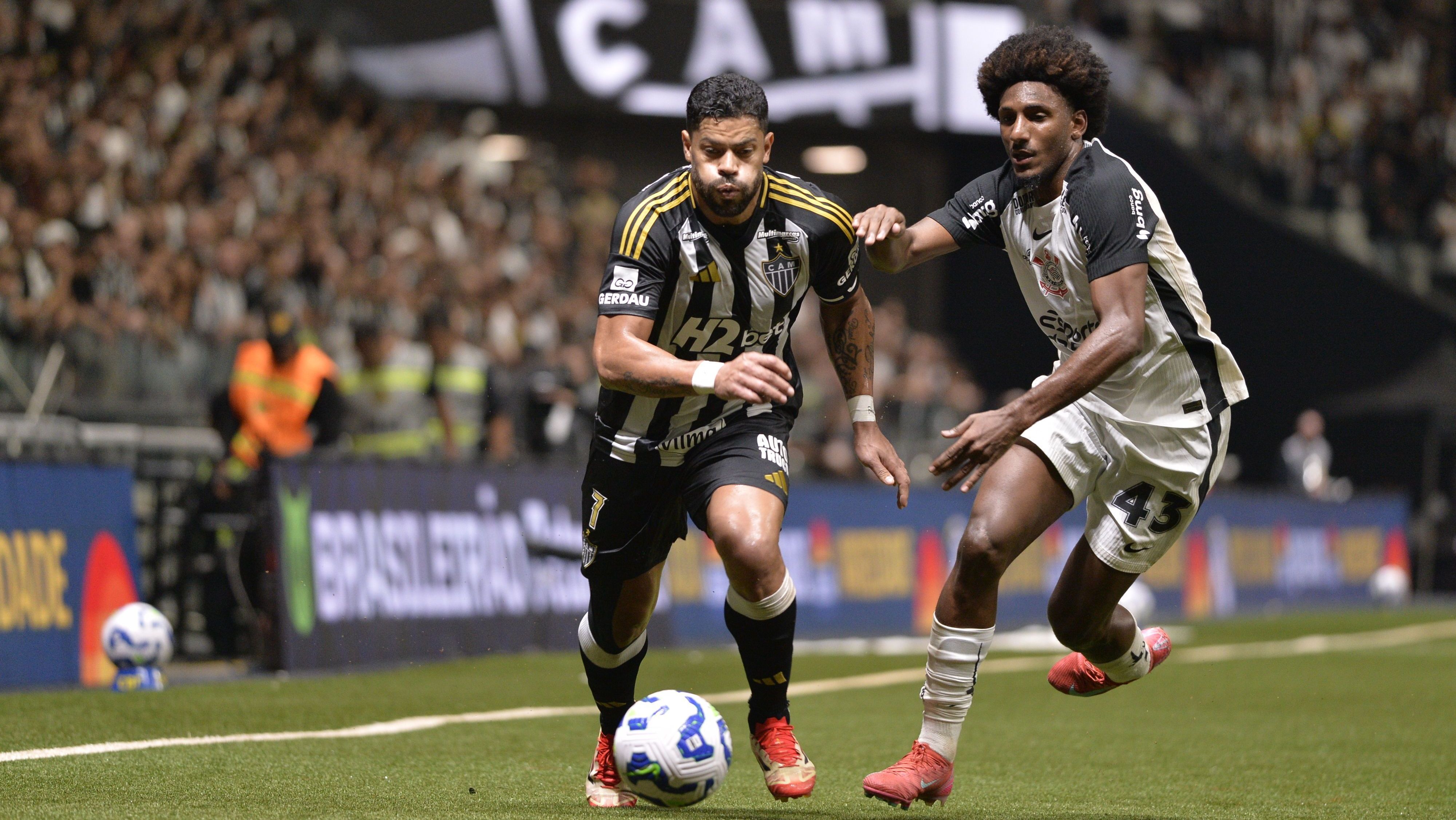 Lance de partida entre Atlético-MG e Corinthians