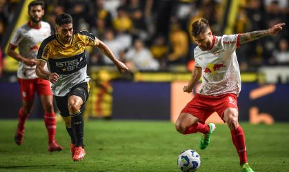 Lance de jogo entre Red Bull Bragantino e Criciúma