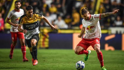 Lance de jogo entre Red Bull Bragantino e Criciúma