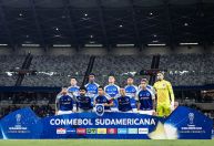 Torcedora do Palestino faz gesto racista em jogo contra o Cruzeiro; veja