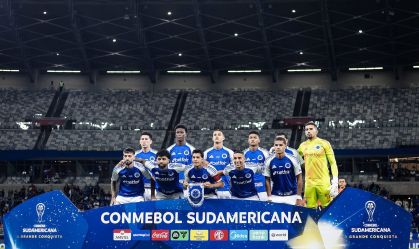 Torcedora do Palestino faz gesto racista em jogo contra o Cruzeiro; veja