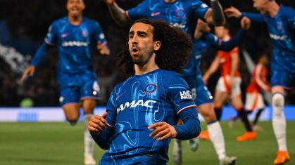 Cucurella celebra seu gol na vitória do Chelsea sobre o Manchester United