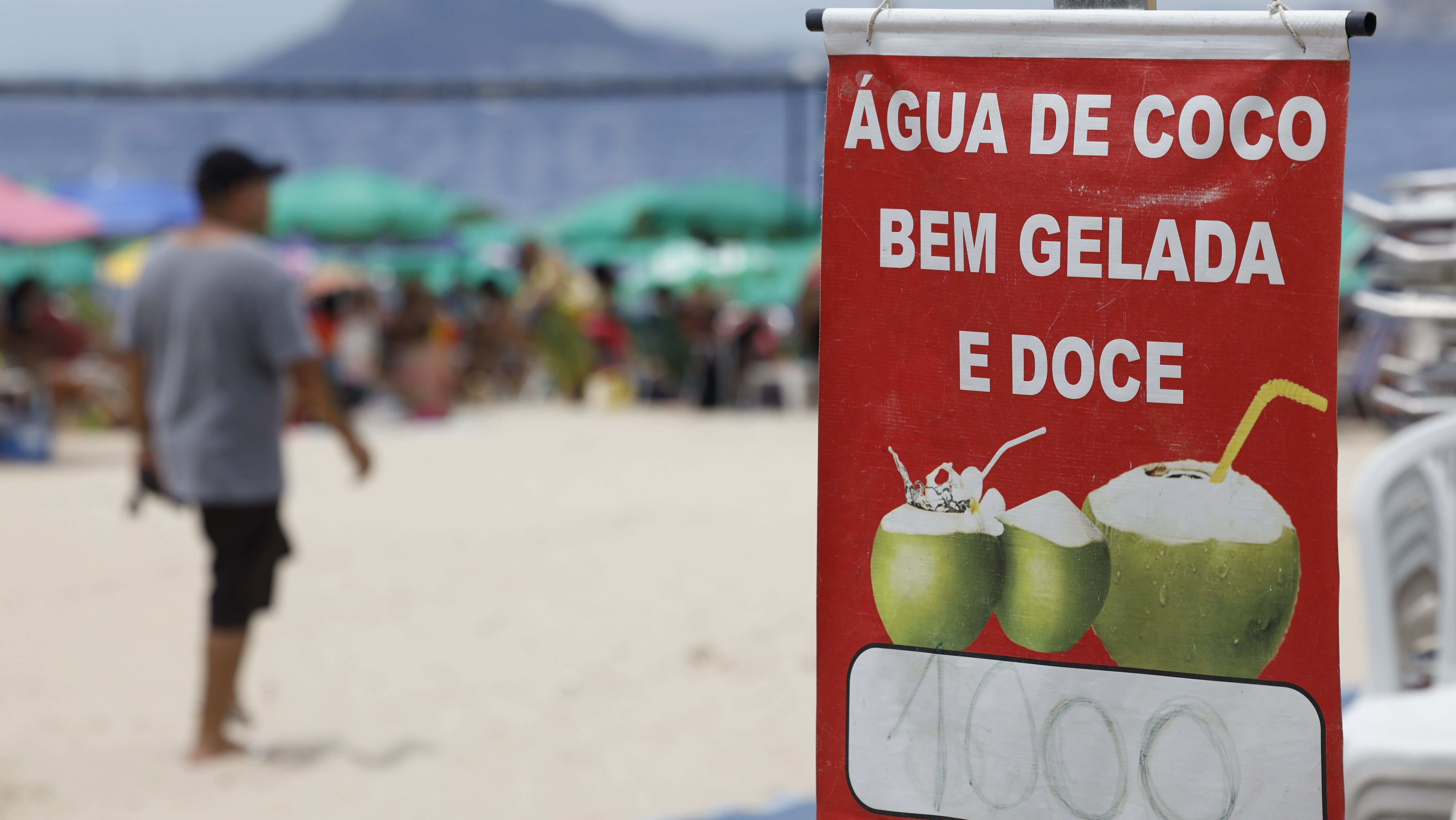 Vendedores ambulantes na Praia do Flamengo, no Rio de Janeiro