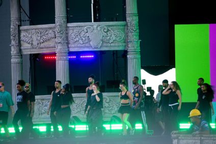 Dançarinos de Lady Gaga ensaiam na véspera de show