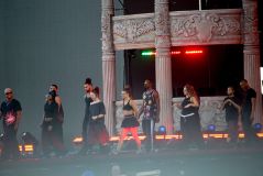 Dançarinos de Lady Gaga ensaiam no palco de Copacabana, no Rio de Janeiro