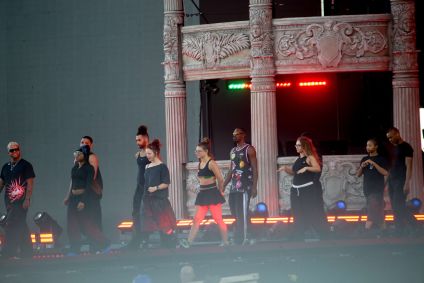 Dançarinos de Lady Gaga ensaiam no palco de Copacabana, no Rio de Janeiro