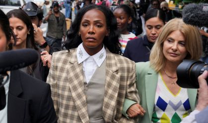 Dawn Richard do lado de fora do tribunal durante julgamento de Sean "Diddy" Combs em Manhattan, Nova York