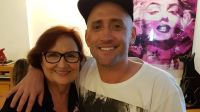 Dona Déa diz ter visto 3 vezes Paulo Gustavo após a morte: "Sorriu pra mim"