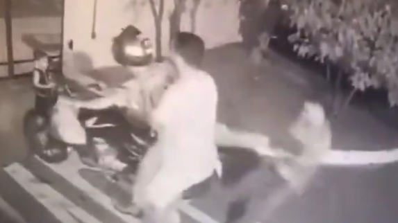 Homem é brutalmente espancado e roubado em frente ao filho de 3 anos em Goi
