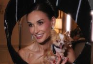 Met Gala: Demi Moore se transforma em gravata e dog usa acessório similar