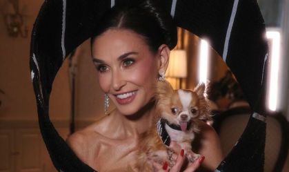 Met Gala: Demi Moore se transforma em gravata e dog usa acessório similar