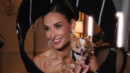 Demi Moore com look do Met Gala 2025 ao lado da cachorrinha, Pilaf