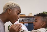 Dia das Mães: medo e falta de informação desafiam maternidade atípica